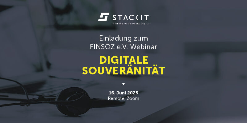 Ein Notebook mit Headset auf einem Schreibtisch