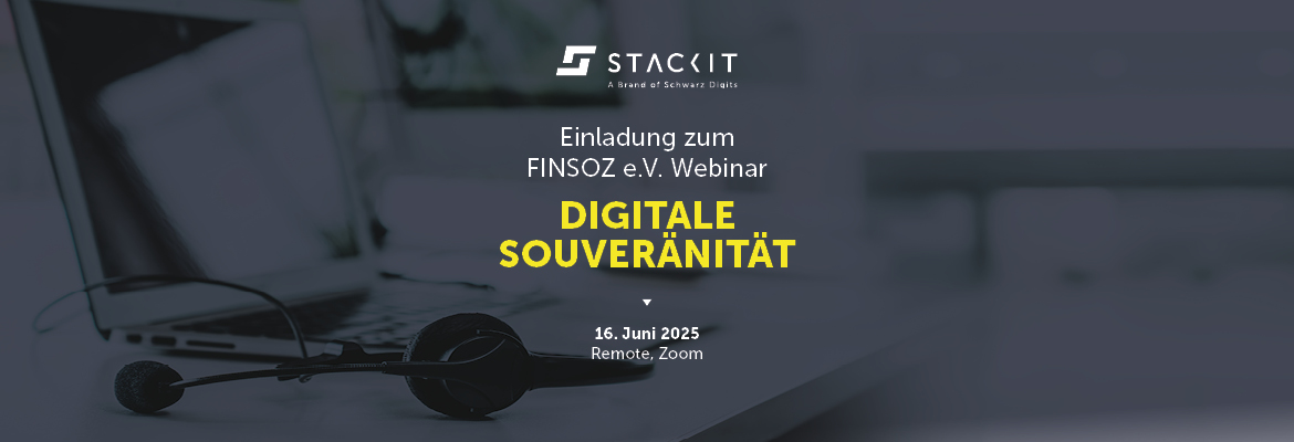 Ein Notebook mit Headset auf einem Schreibtisch