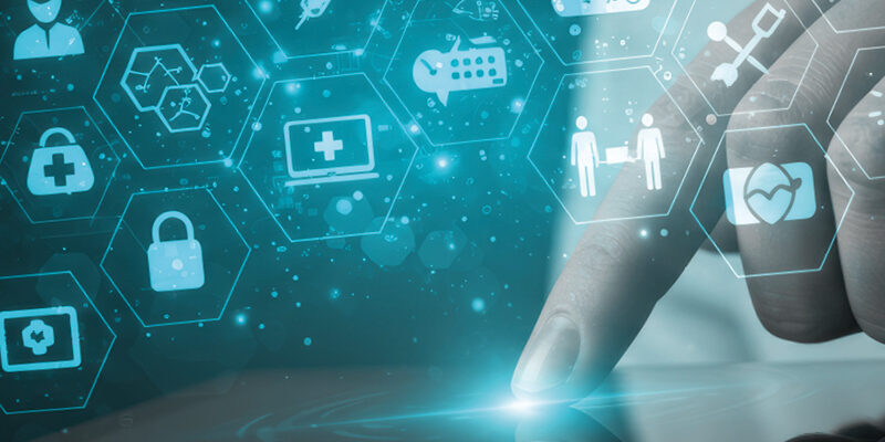 Innovative Software zur Datenanalyse im Gesundheitswesen, dargestellt durch eine Hand, die mit einer digitalen Oberfläche interagiert.