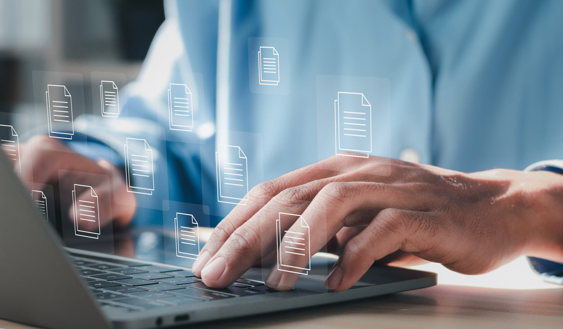 SaaS: Ein Mann sitzt am Notebook