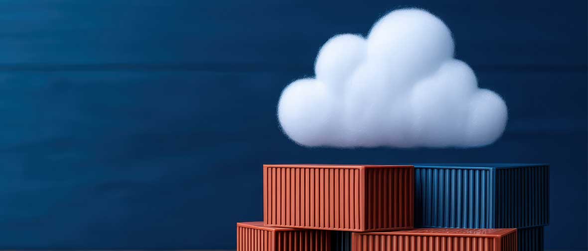 Über gestapelten Seecontainern schwebt ein weißes Wolken-Icon, das Cloud Computing und Datenspeicherung in der Logistik oder im Supply Chain Management symbolisiert.