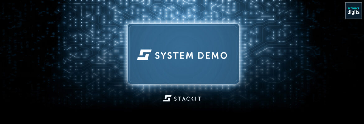 Digitales Banner mit der Aufschrift „SYSTEM DEMO“ und dem STACKIT Logo, platziert über einer leuchtenden, blauen Leiterplatten-Textur (Platine). Symbolisiert Technologie, IT-Infrastruktur und digitale Lösungen der Schwarz Digits Gruppe.