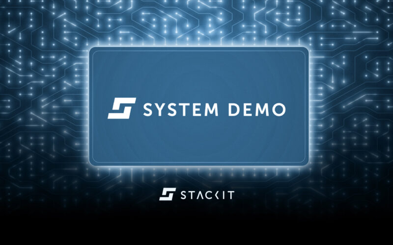Digitales Banner mit der Aufschrift „SYSTEM DEMO“ und dem STACKIT Logo, platziert über einer leuchtenden, blauen Leiterplatten-Textur (Platine). Symbolisiert Technologie, IT-Infrastruktur und digitale Lösungen der Schwarz Digits Gruppe.