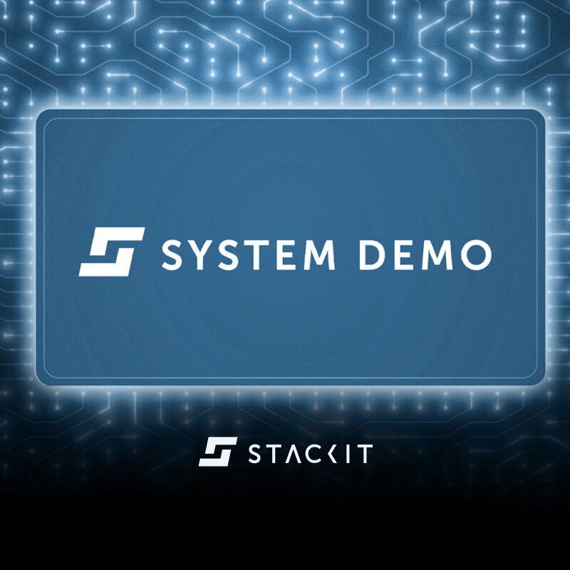 Digitales Banner mit der Aufschrift „SYSTEM DEMO“ und dem STACKIT Logo, platziert über einer leuchtenden, blauen Leiterplatten-Textur (Platine). Symbolisiert Technologie, IT-Infrastruktur und digitale Lösungen der Schwarz Digits Gruppe.